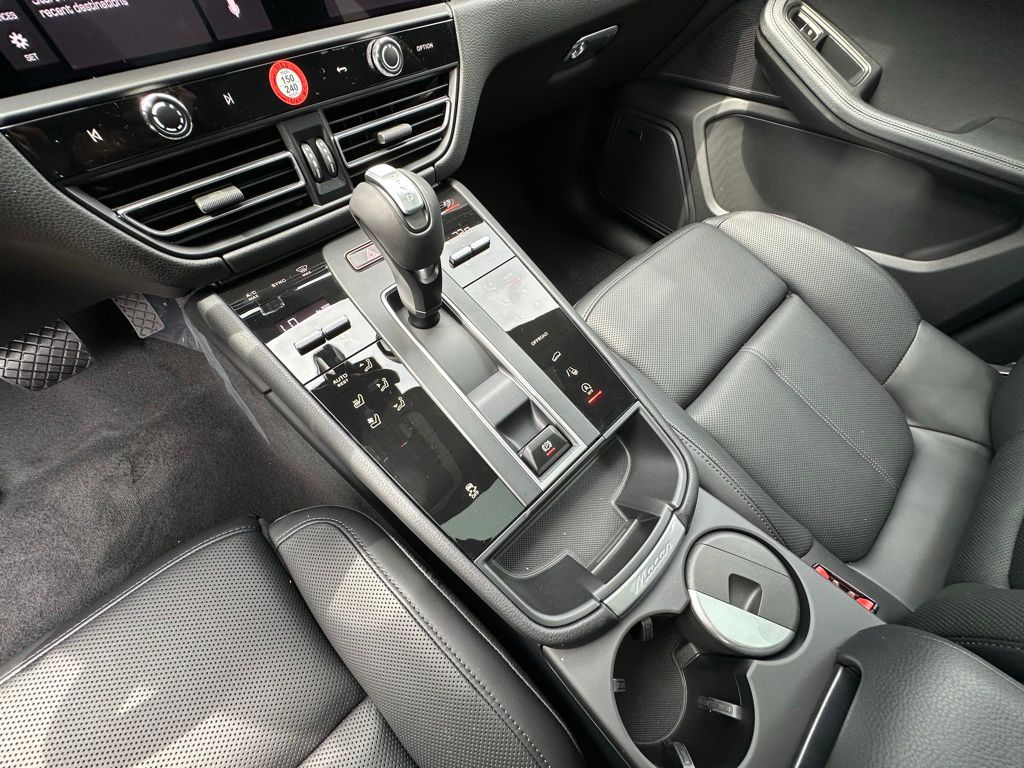 Thumbnail: 2026 Porsche Macan - 28