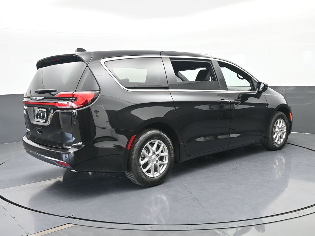 New 2026 Diamond Black Crystal Pearlcoat Chrysler Select image 6