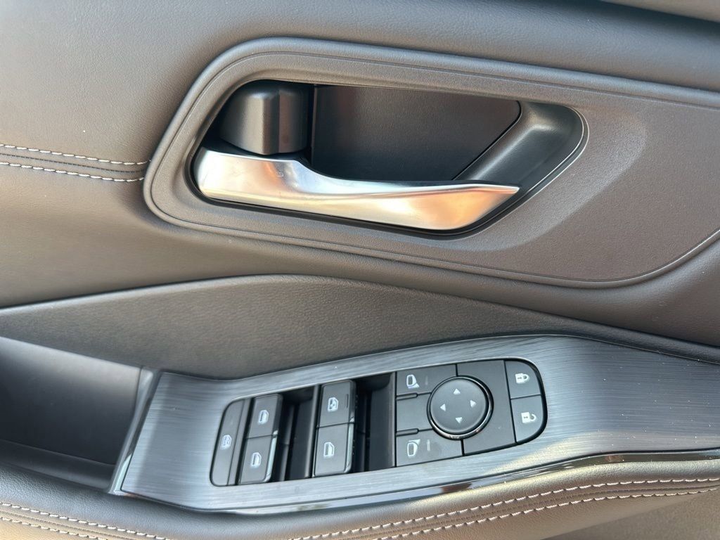 2025 Everest White Pearl Nissan Rogue SV FWD SUV