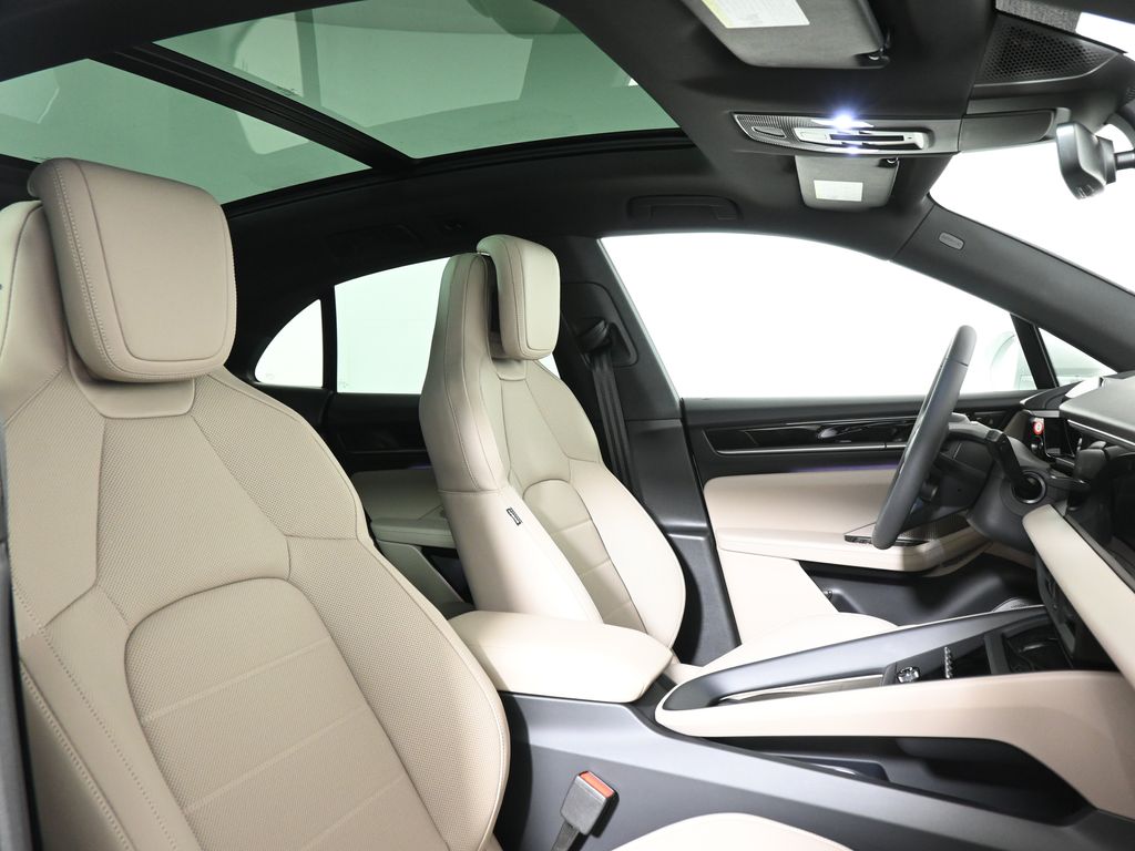Thumbnail: 2025 Porsche Macan - 31