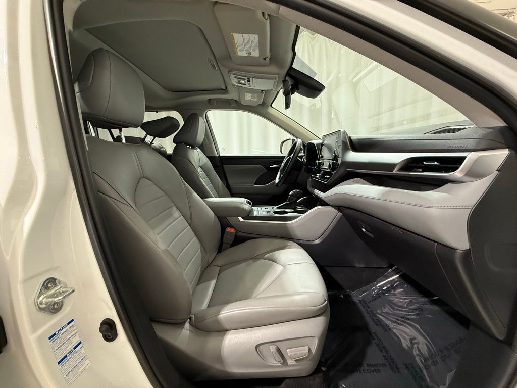 Thumbnail: 2022 Toyota Highlander - 24