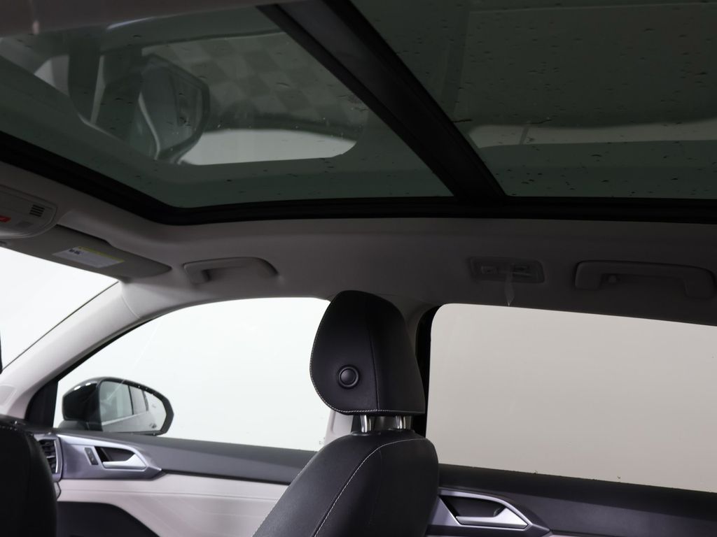 2025 Volkswagen Taos SEL - Photo 9