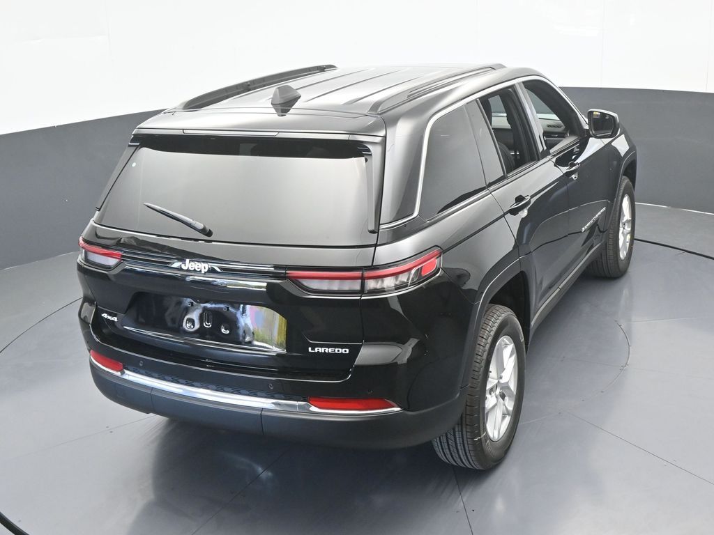 New 2026 Diamond Black Crystal Pearlcoat Jeep Laredo image 44