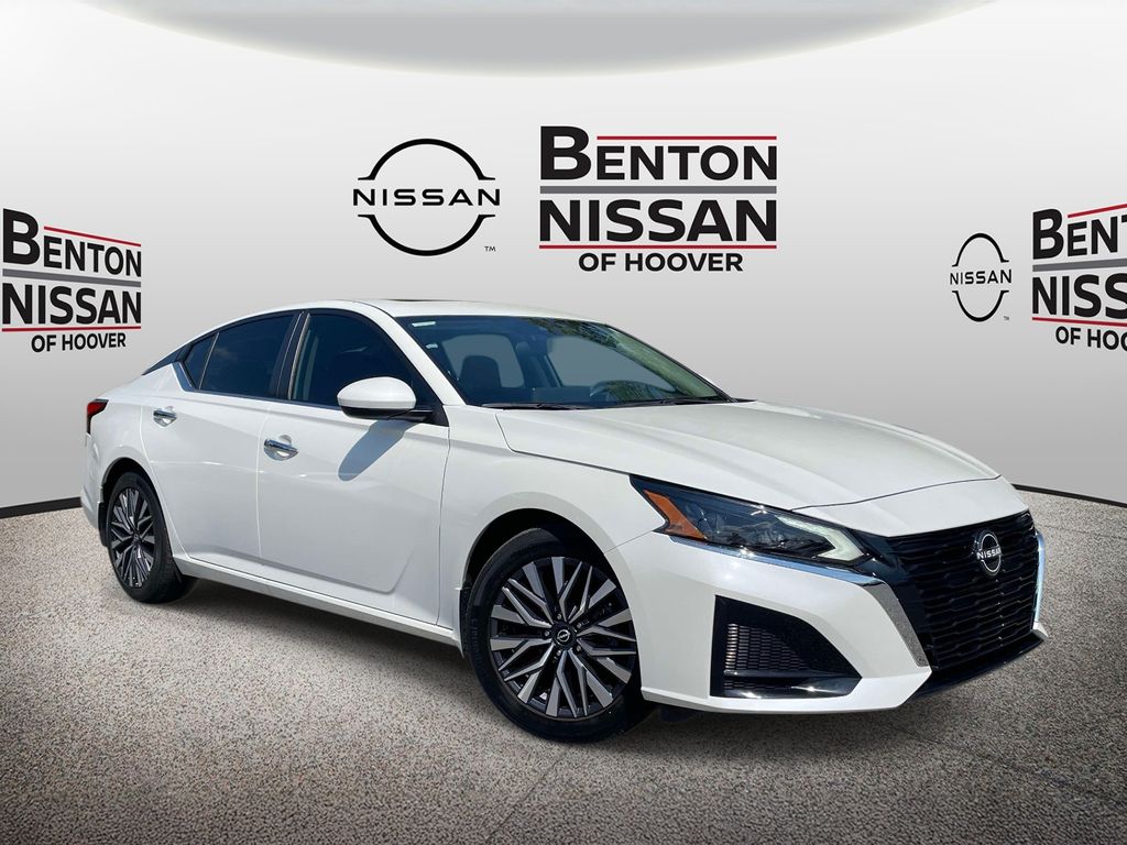 Pearl White Tricoat 2023 Nissan Altima Sedan Front-Wheel Drive Continuously Variable Transmission