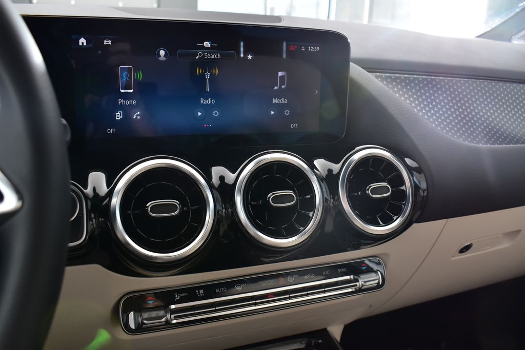 Thumbnail: 2025 Mercedes-Benz GLA - 18