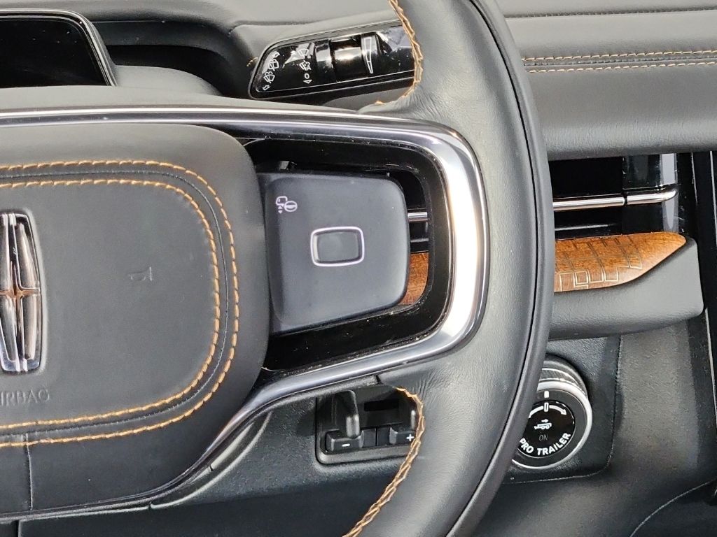 Thumbnail: 2025 Lincoln Navigator - 30