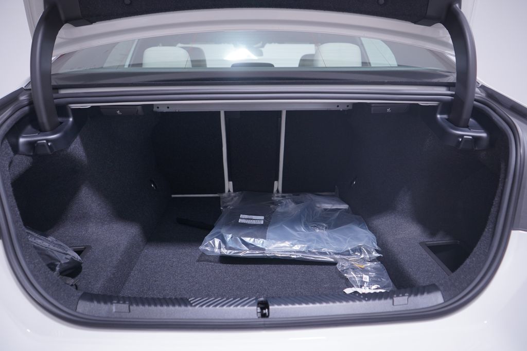 Thumbnail: 2026 BMW 5 Series - 13