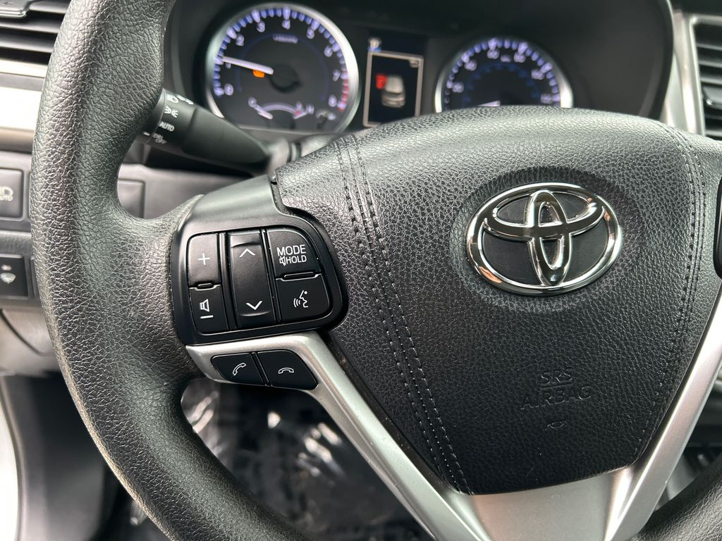2017 Toyota Highlander LE 13
