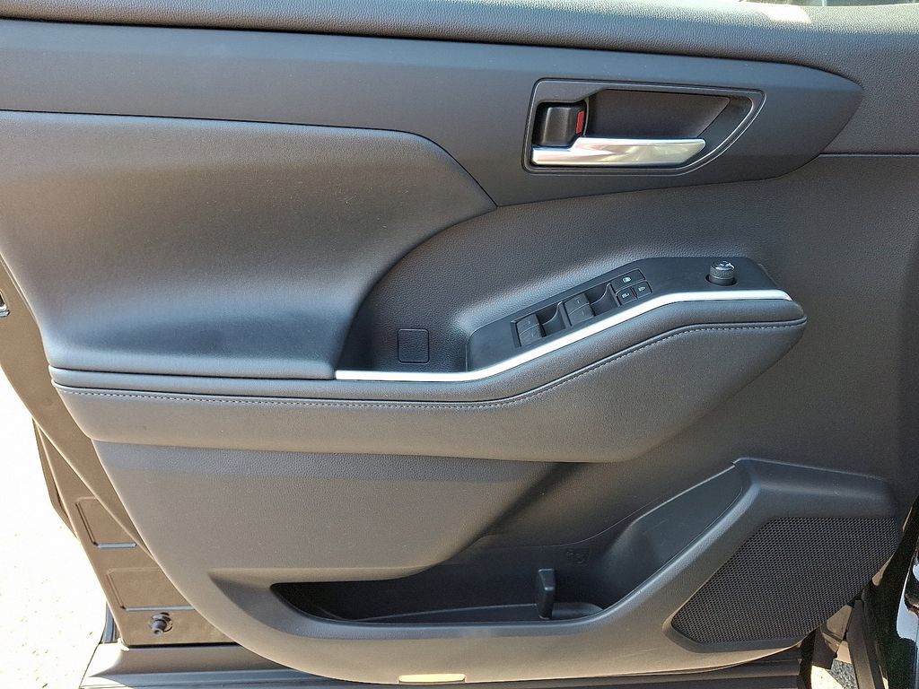 Thumbnail: 2021 Toyota Highlander - 12