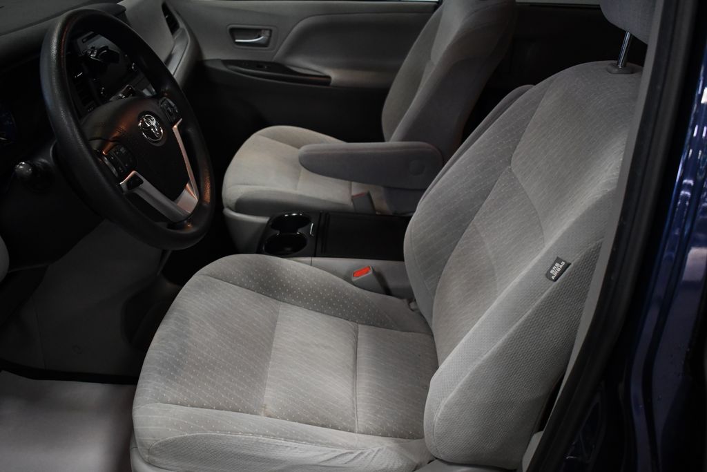 Thumbnail: 2020 Toyota Sienna - 6