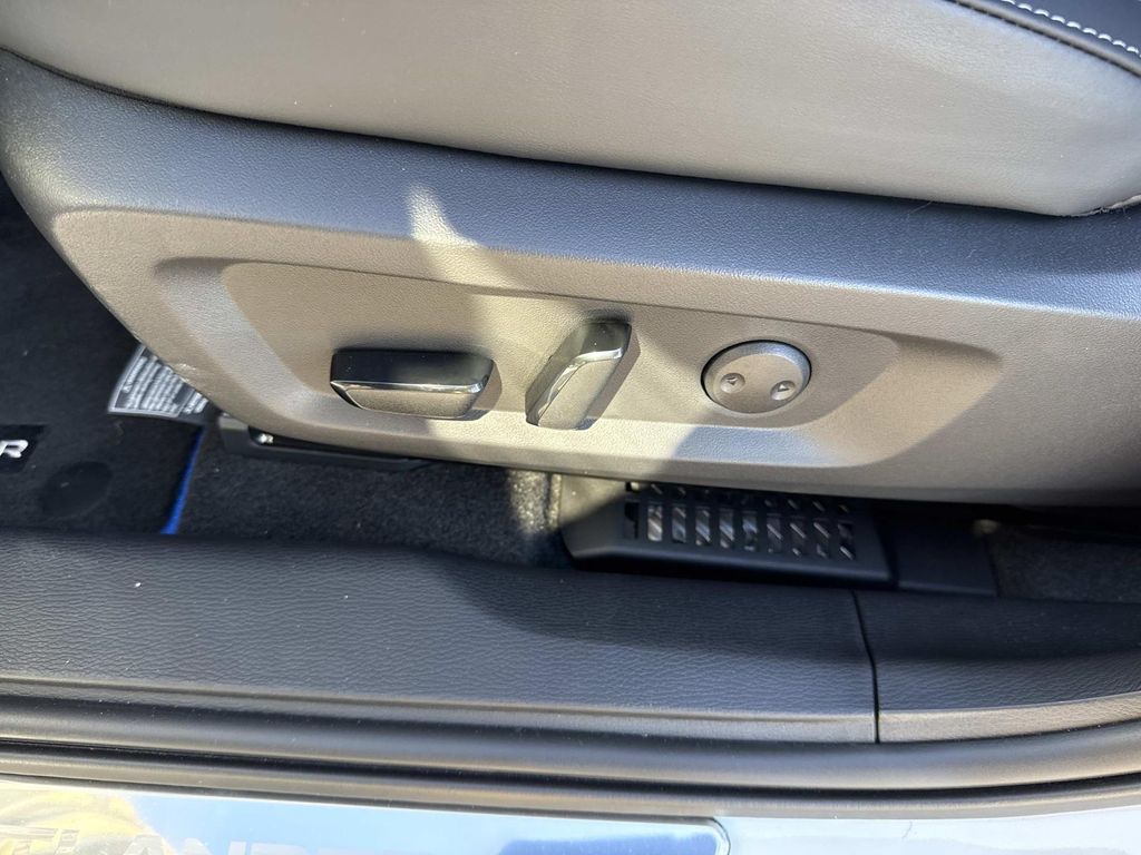 2025 Mitsubishi Outlander Plug-in Hybrid SE - Photo 23