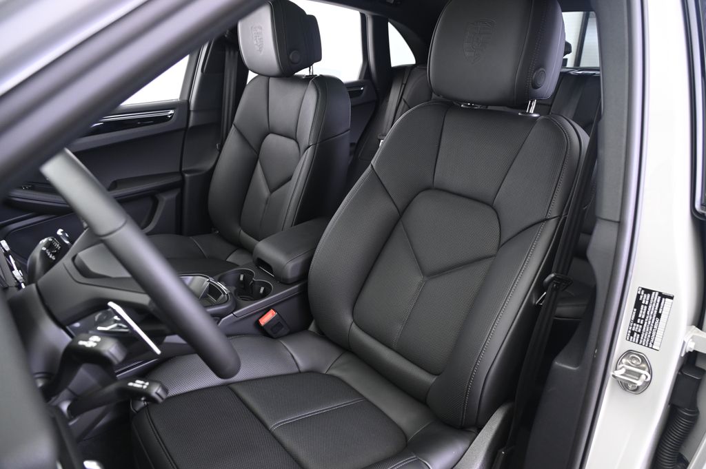 Thumbnail: 2026 Porsche Macan - 5