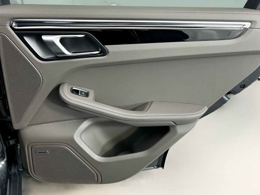 Thumbnail: 2026 Porsche Macan - 28