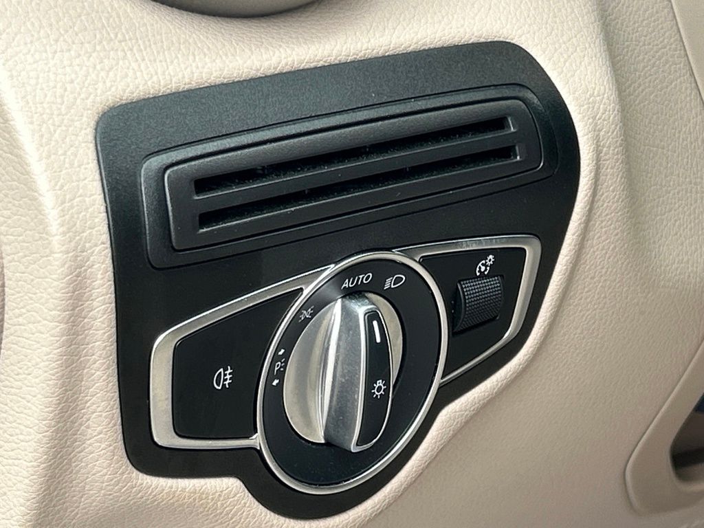 Used 2022  Mercedes-Benz GLC 300 image 57