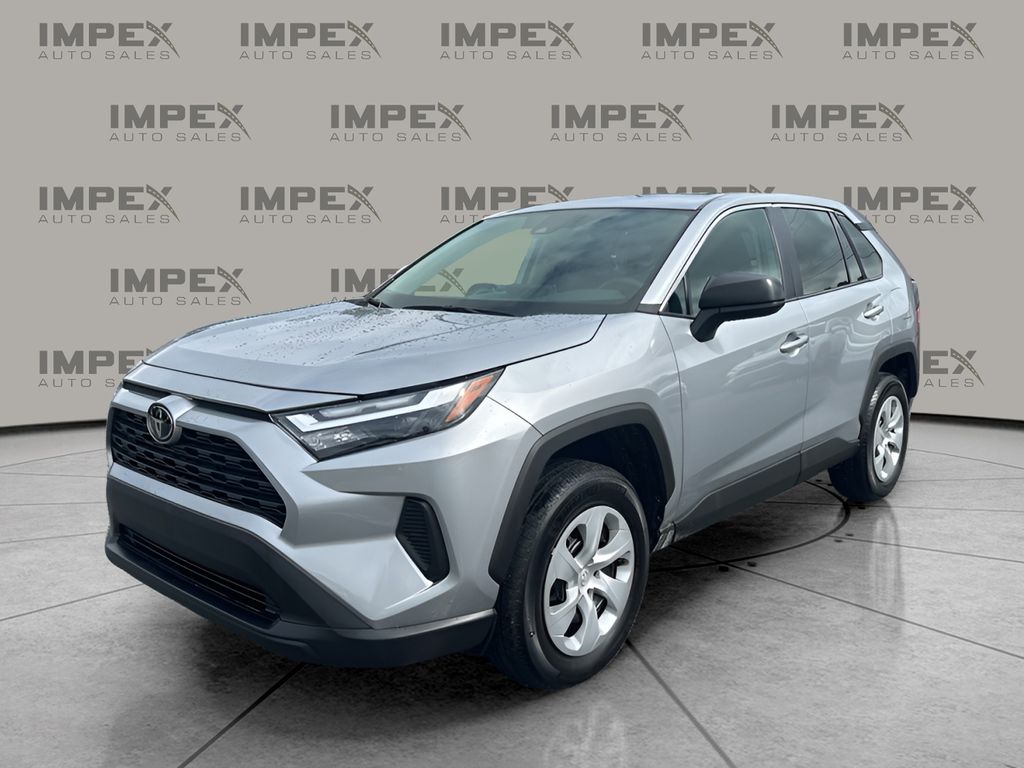 2025 Toyota RAV4 LE's photo