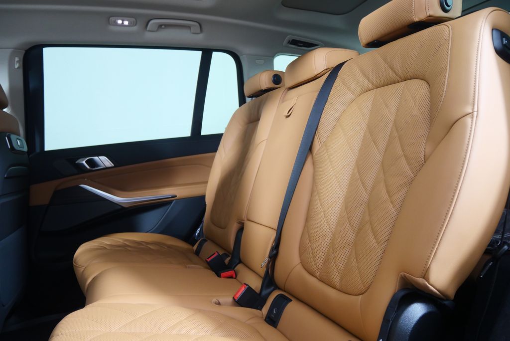 Thumbnail: 2026 BMW X7 - 15