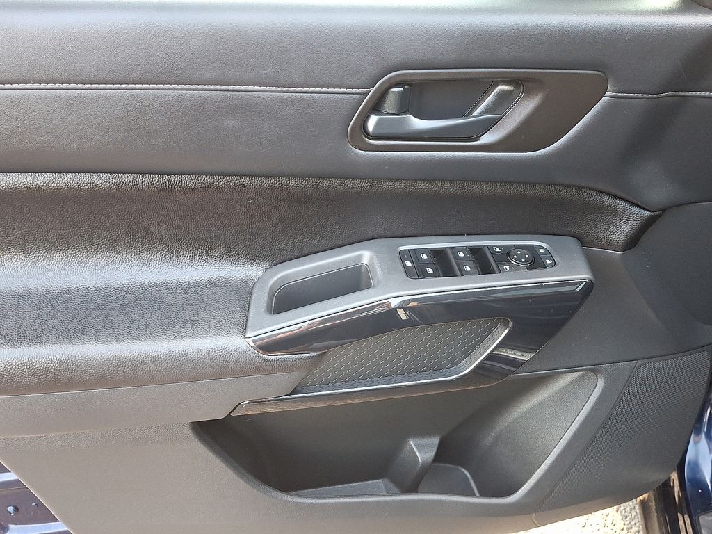 2023 Nissan Pathfinder SV 13
