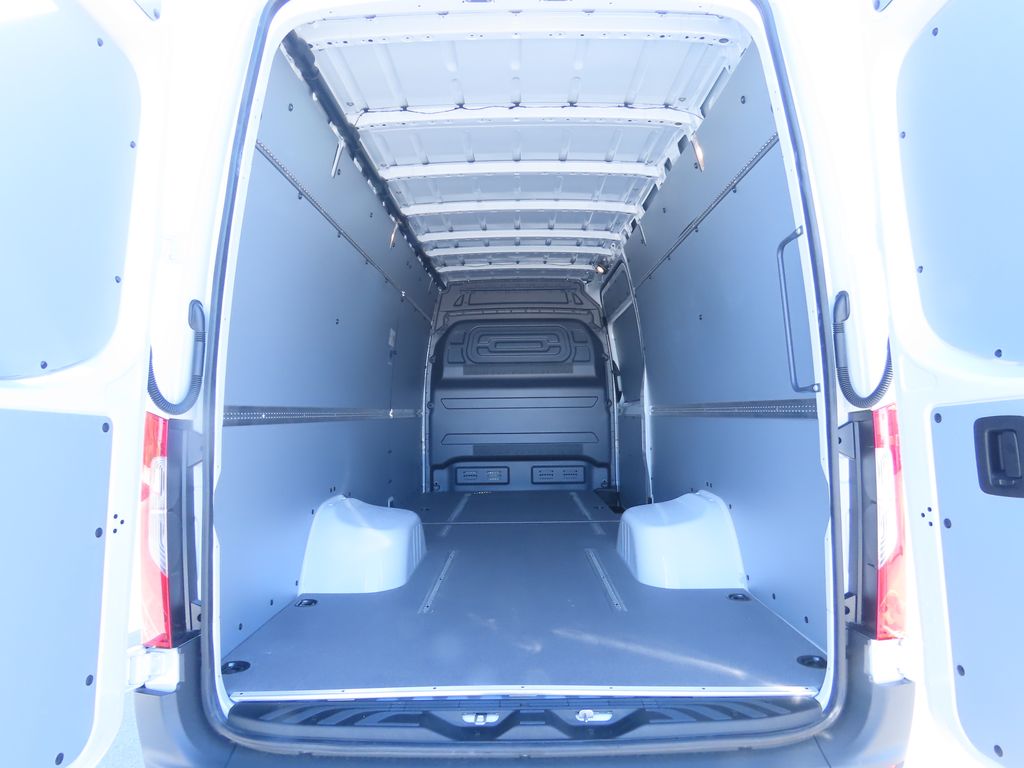 Thumbnail: 2025 Mercedes-Benz Sprinter - 26