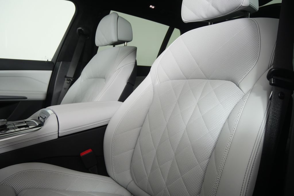 Thumbnail: 2026 BMW X7 - 10