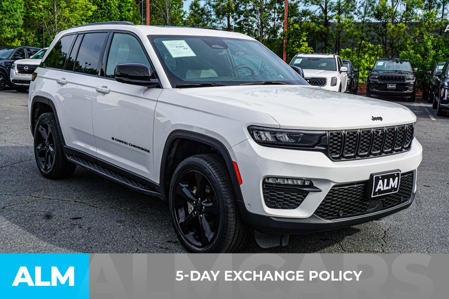 Used 2024 White/off-white Jeep Limited image 4