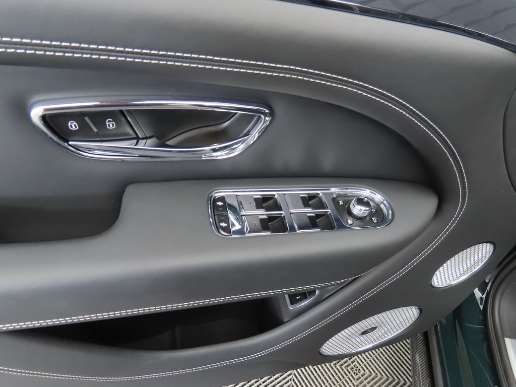 Thumbnail: 2025 Bentley Bentayga - 23
