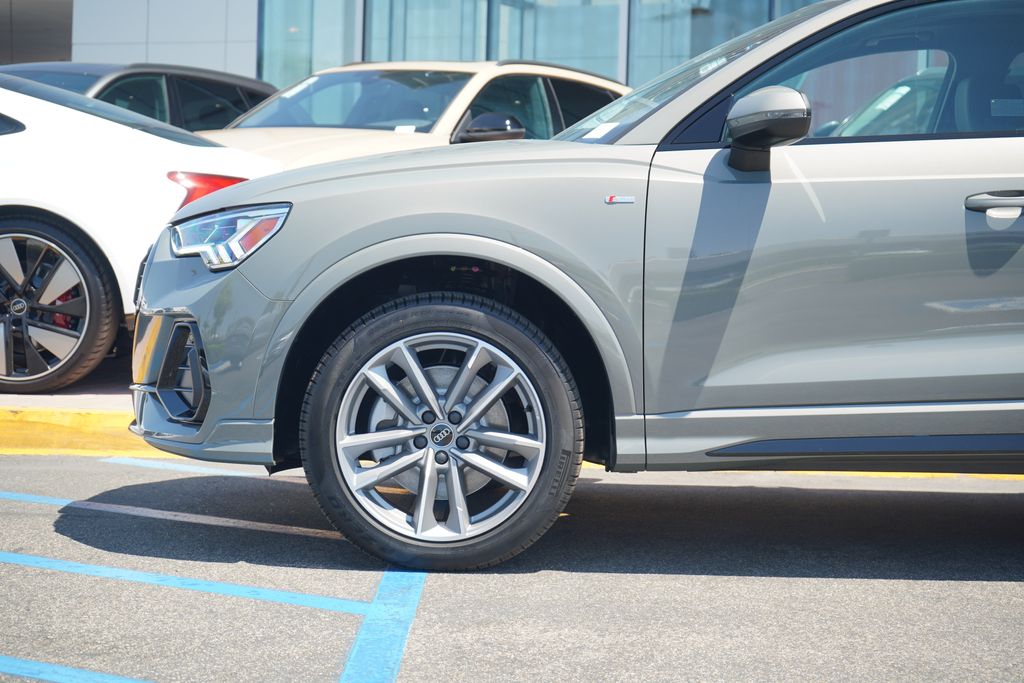 Thumbnail: 2025 Audi Q3 - 2