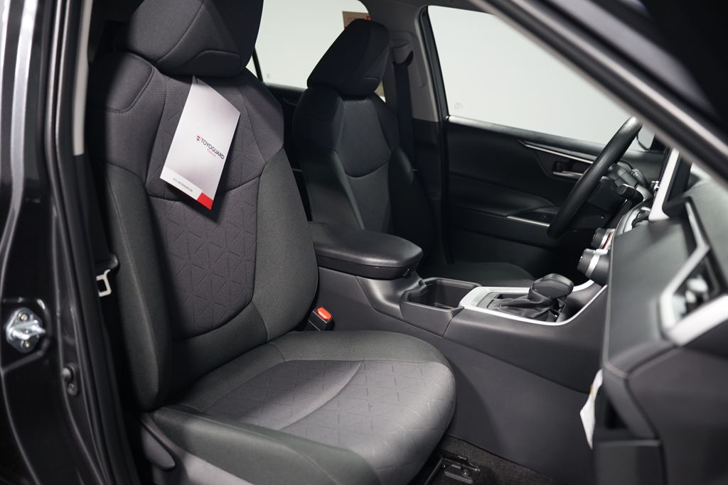 2025 Toyota RAV4 XLE 28