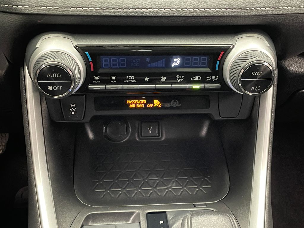 2022 Toyota RAV4 LE 32