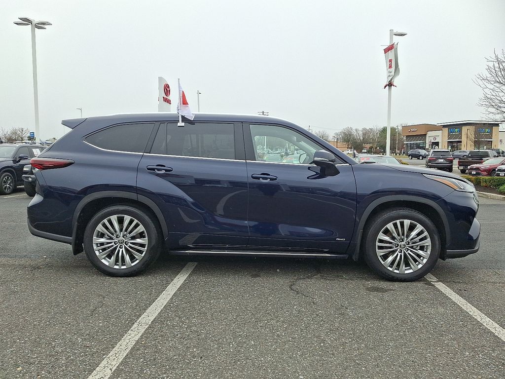 Thumbnail: 2025 Toyota Highlander - 7