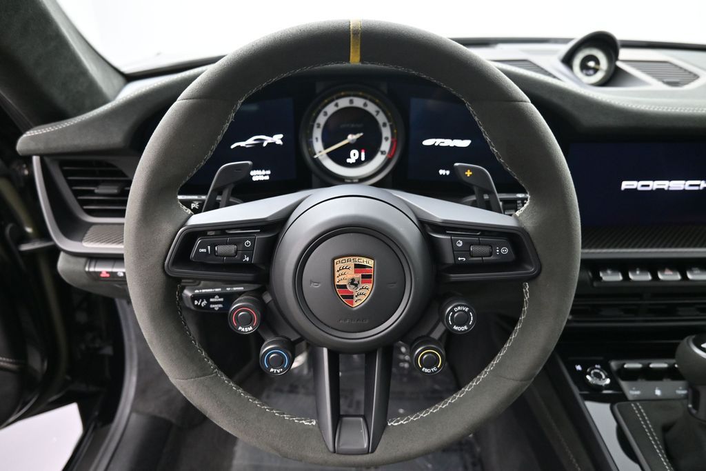 Used 2024  Porsche  image 7