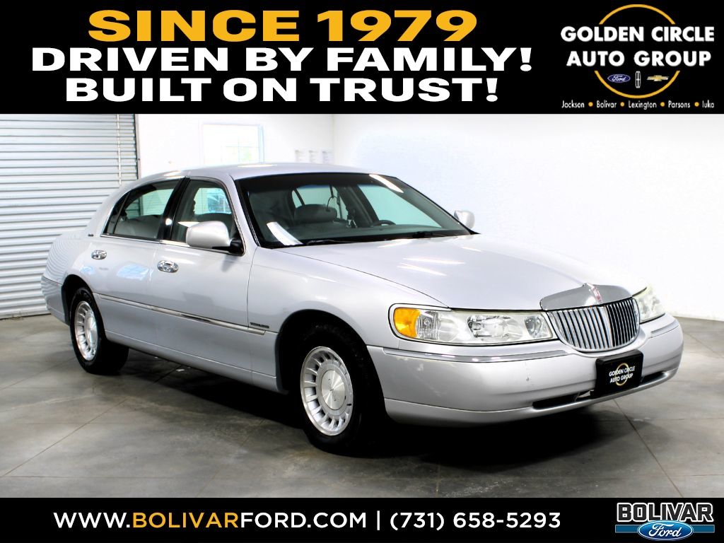 White 2002 Lincoln Town Car Executive Sedan Rear-Wheel Drive 4-Speed Automatic