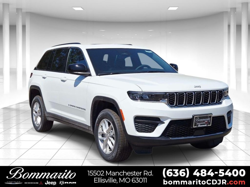 Bright White Clearcoat 2026 Jeep Grand Cherokee Laredo 4WD SUV / Crossover Four-Wheel Drive 8-Speed Automatic