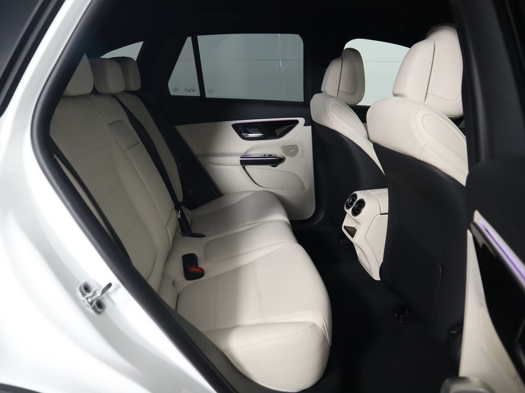 2025 Mercedes-Benz GLC 300 23