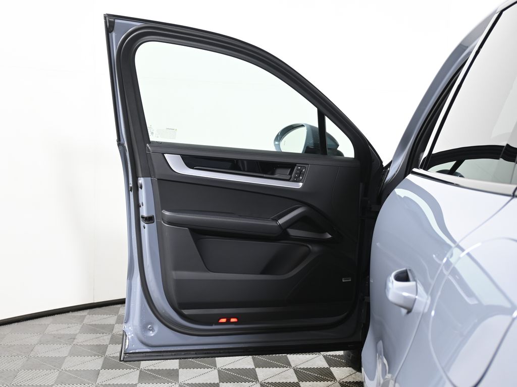 Thumbnail: 2026 Porsche Cayenne - 30