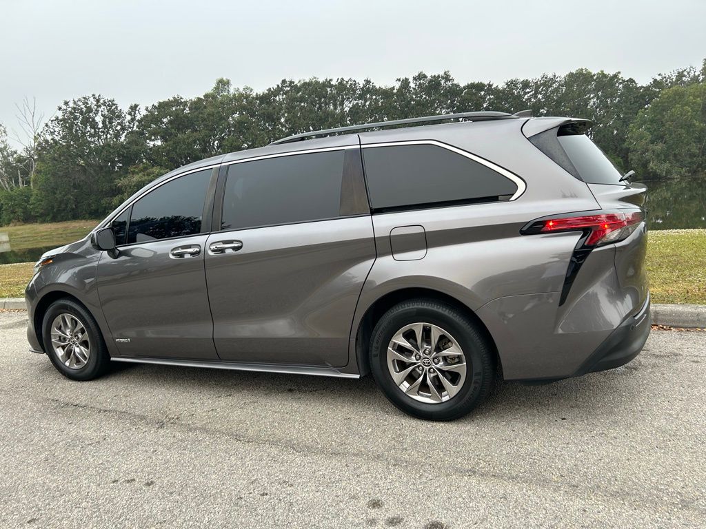 Thumbnail: 2021 Toyota Sienna - 3