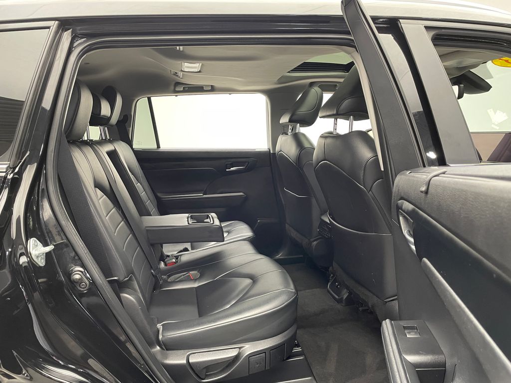 Thumbnail: 2023 Toyota Highlander - 25