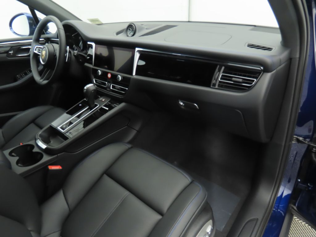 Thumbnail: 2025 Porsche Macan - 21