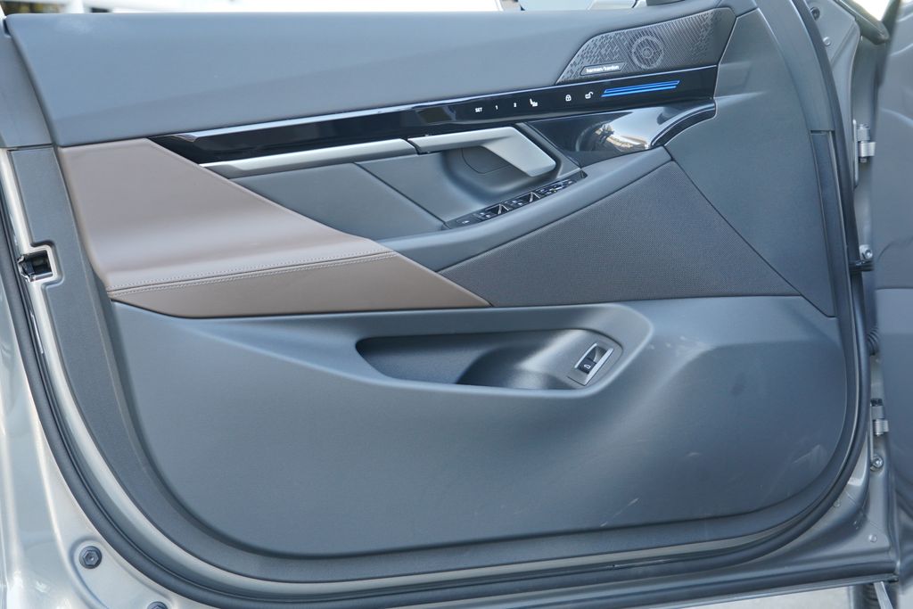 Thumbnail: 2026 BMW 5 Series - 9