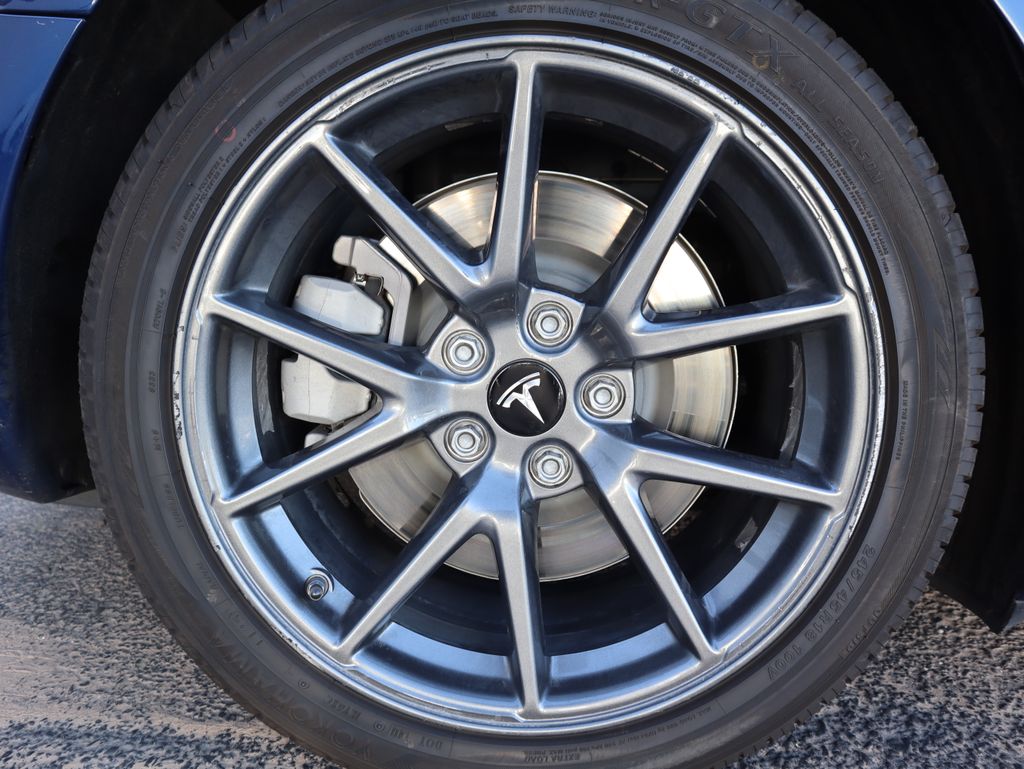 Thumbnail: 2022 Tesla Model 3 - 17