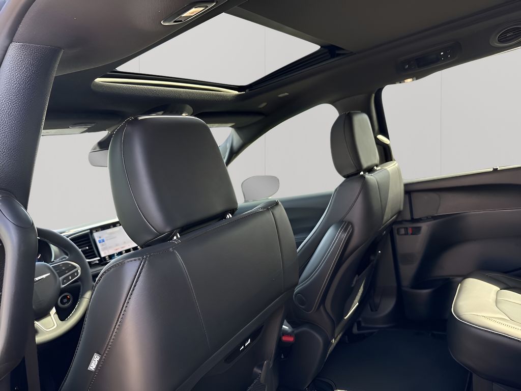 2025 Chrysler Pacifica Select - Photo 36