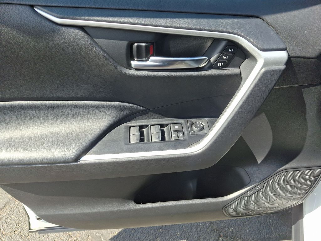 2022 Toyota RAV4 XLE Premium 13