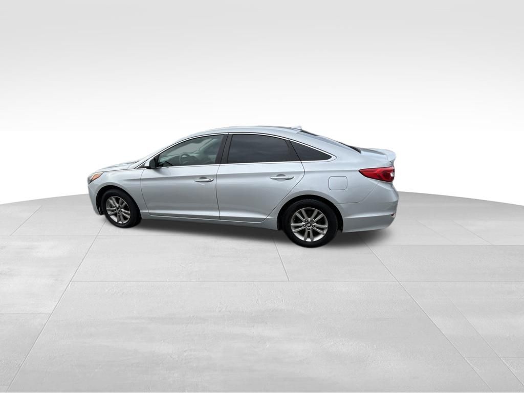 Used 2016 Silver Hyundai SE image 8
