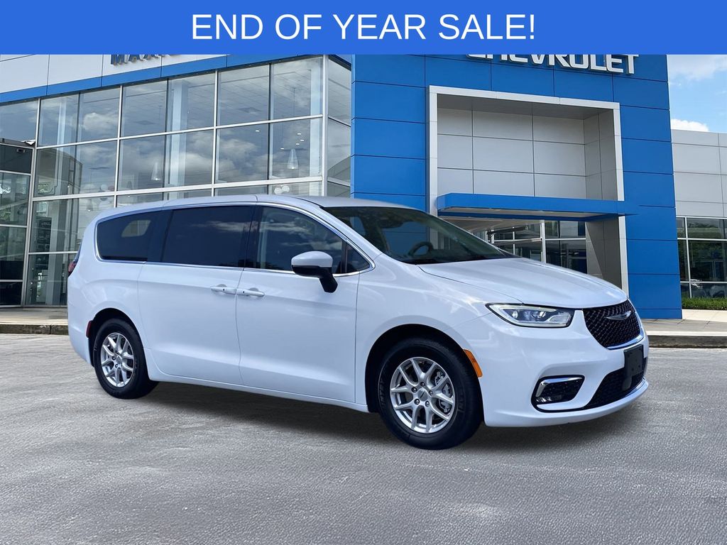 2023 Chrysler Pacifica Touring L's photo