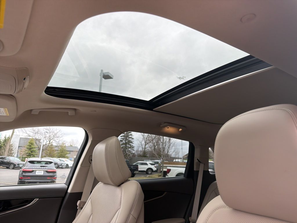 Certified Used 2023 White Lincoln Reserve image 6