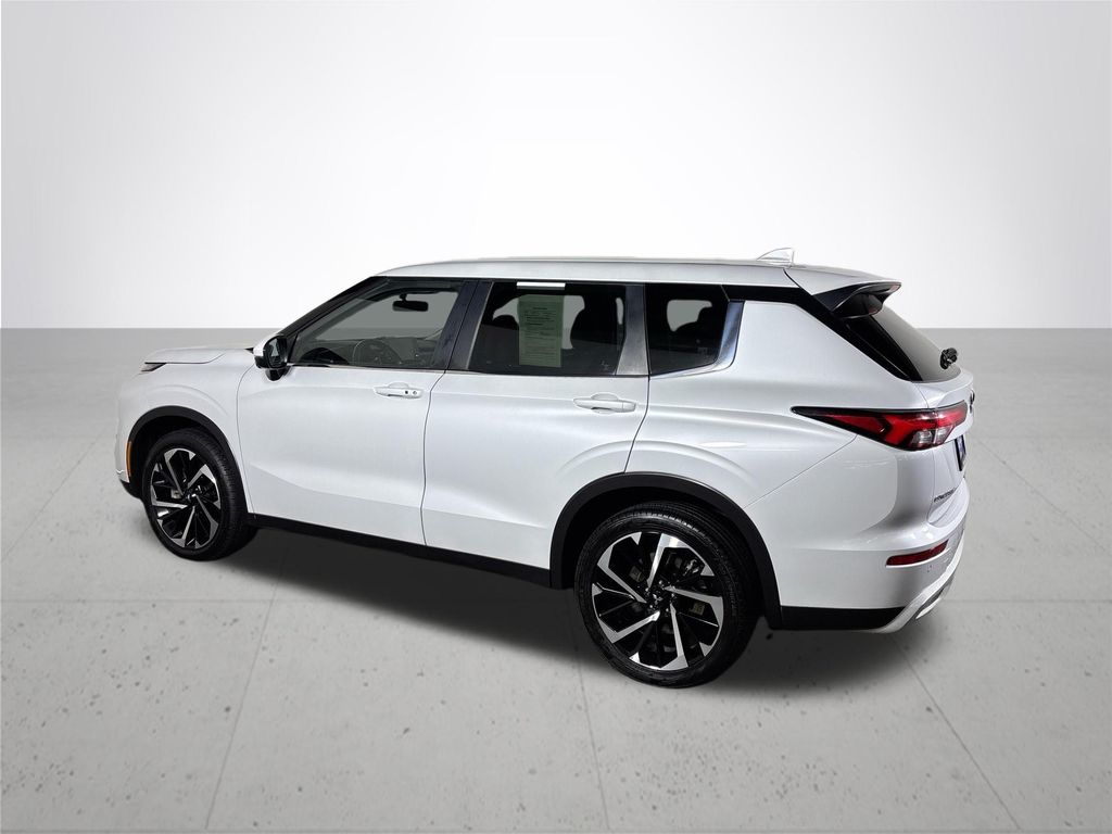 2024 Mitsubishi Outlander SE