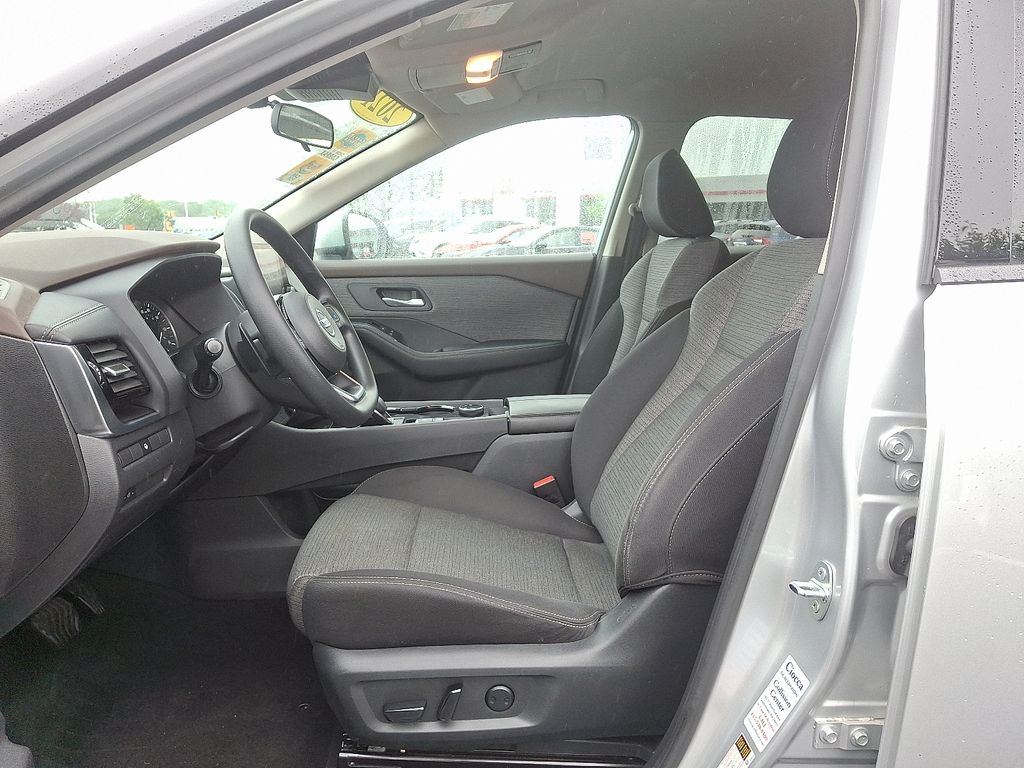 2021 Nissan Rogue SV 14