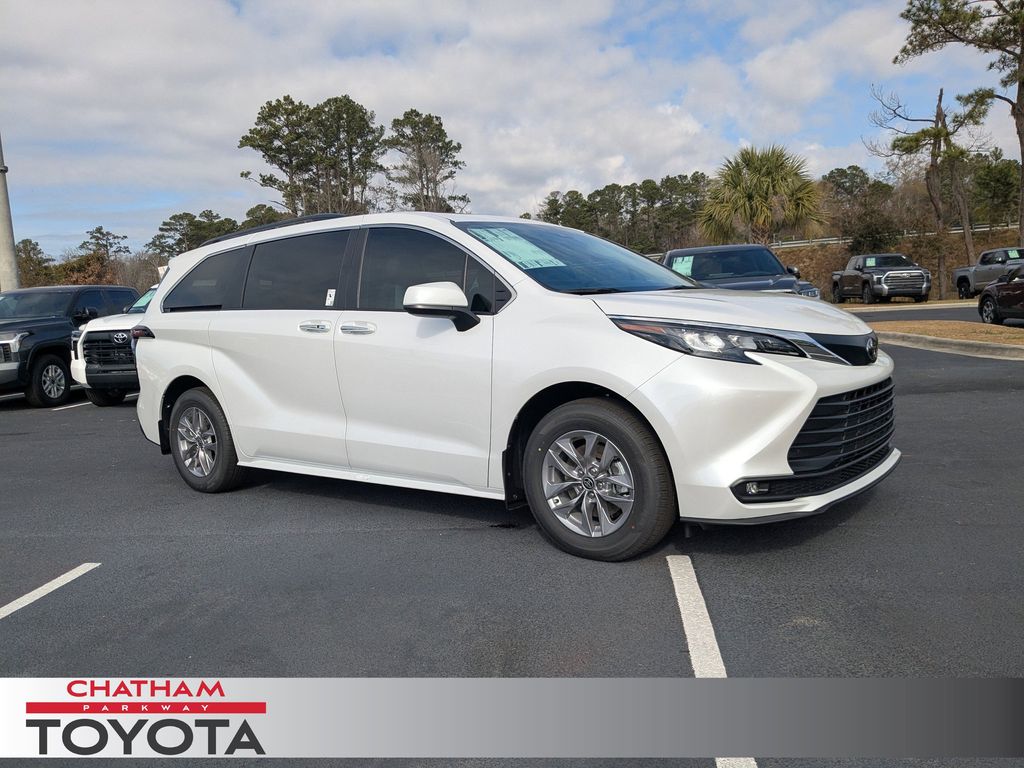2026 Toyota Sienna XLE's photo