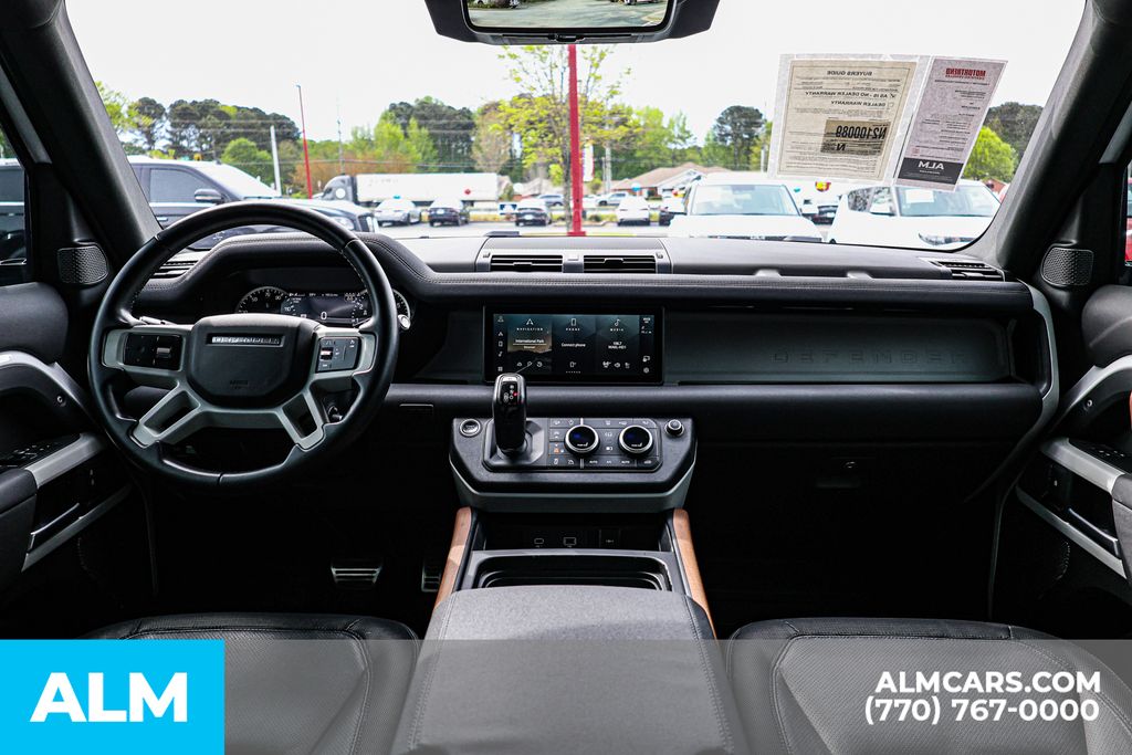 Used 2022 White Land Rover X-Dynamic SE image 27