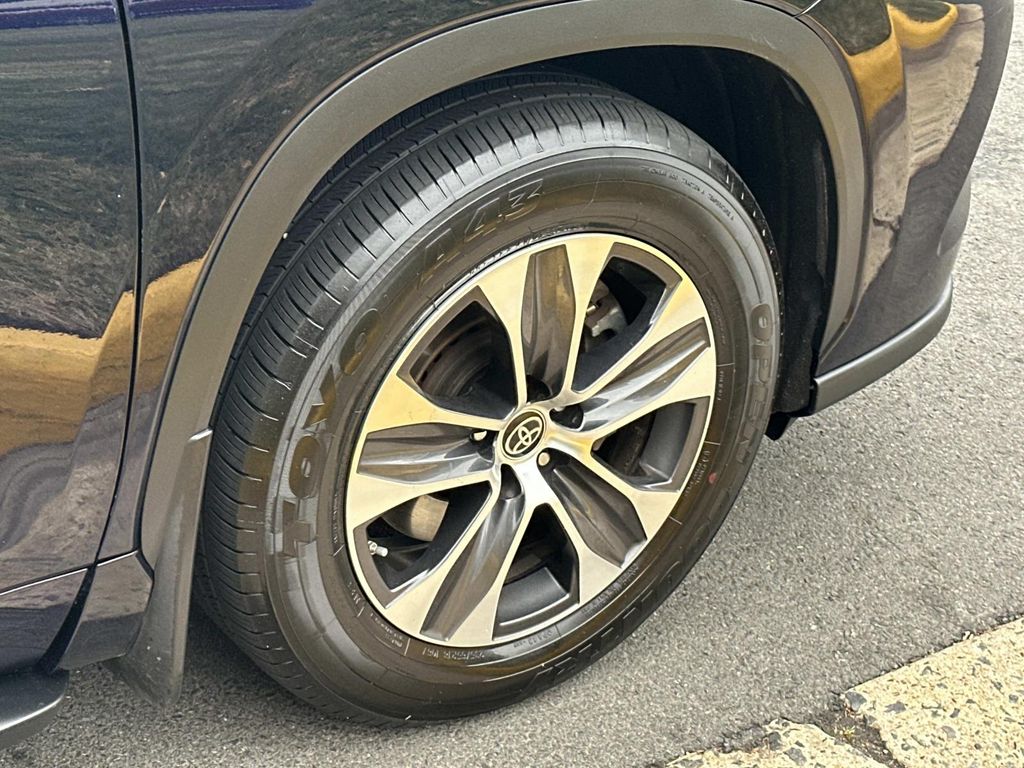 Thumbnail: 2021 Toyota Highlander - 16