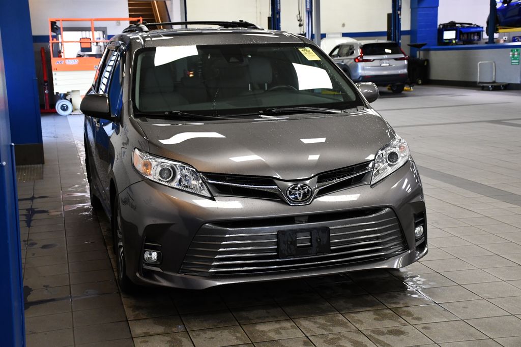 Thumbnail: 2018 Toyota Sienna - 3